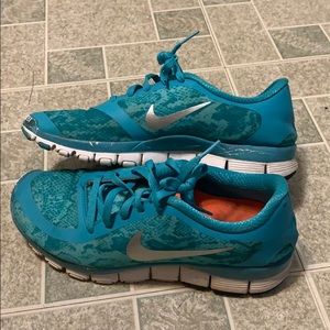 Teal blue nike frees 5.0, snake print
